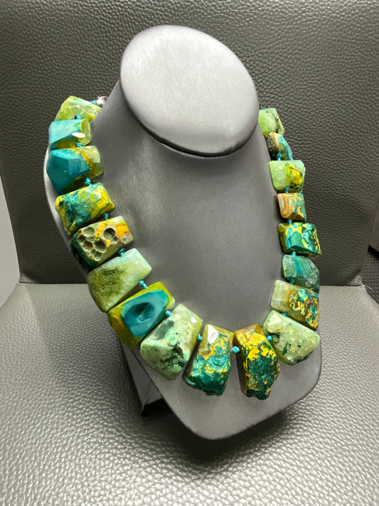 GREEN STONE NECKLACE