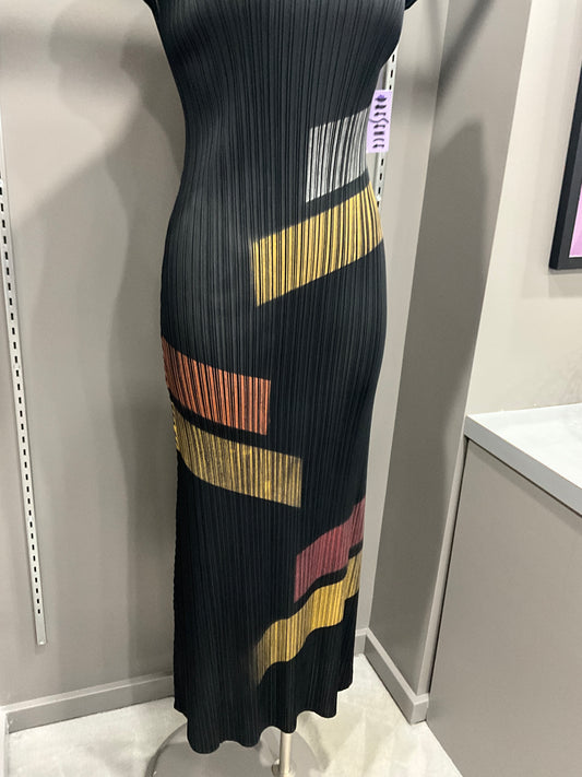 BLACK AND GOLD METALLIC CINCHED DRESS