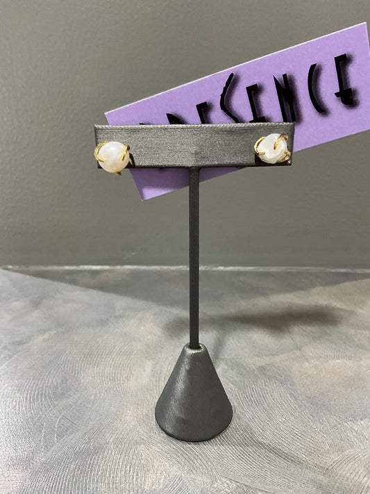 GOLD TONE PEARL BASKET STUD EARRINGS