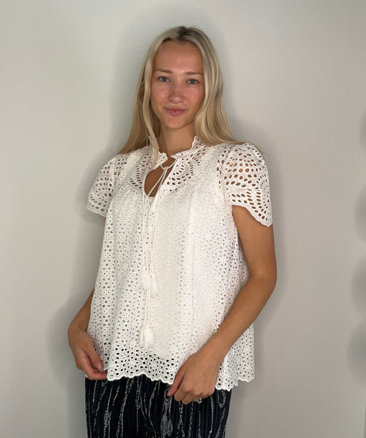 EYELETT TOP