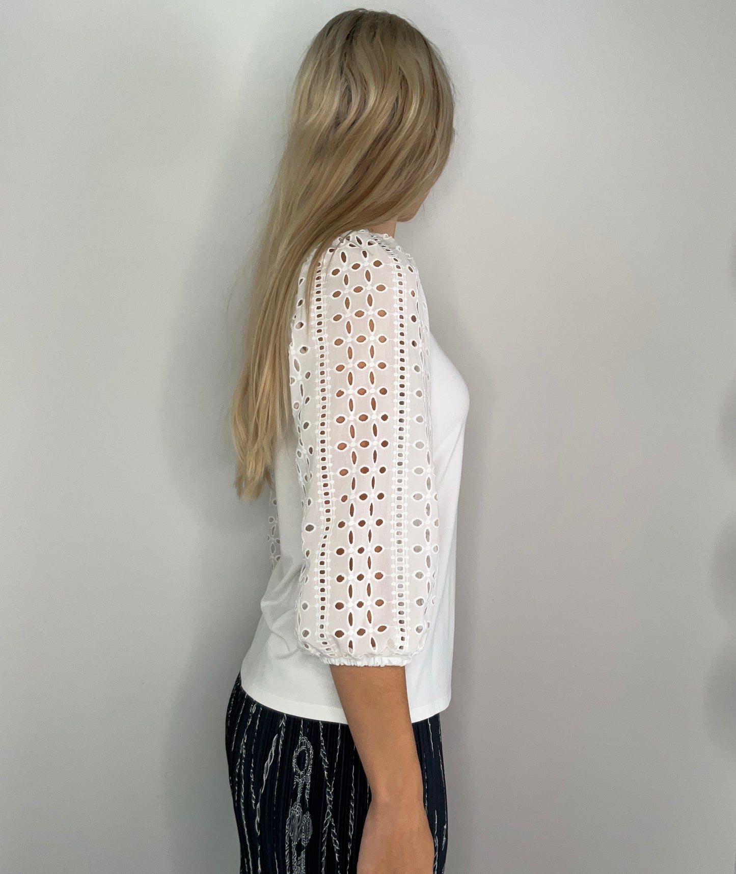 EYELETT SLEEVE STRETCH TOP