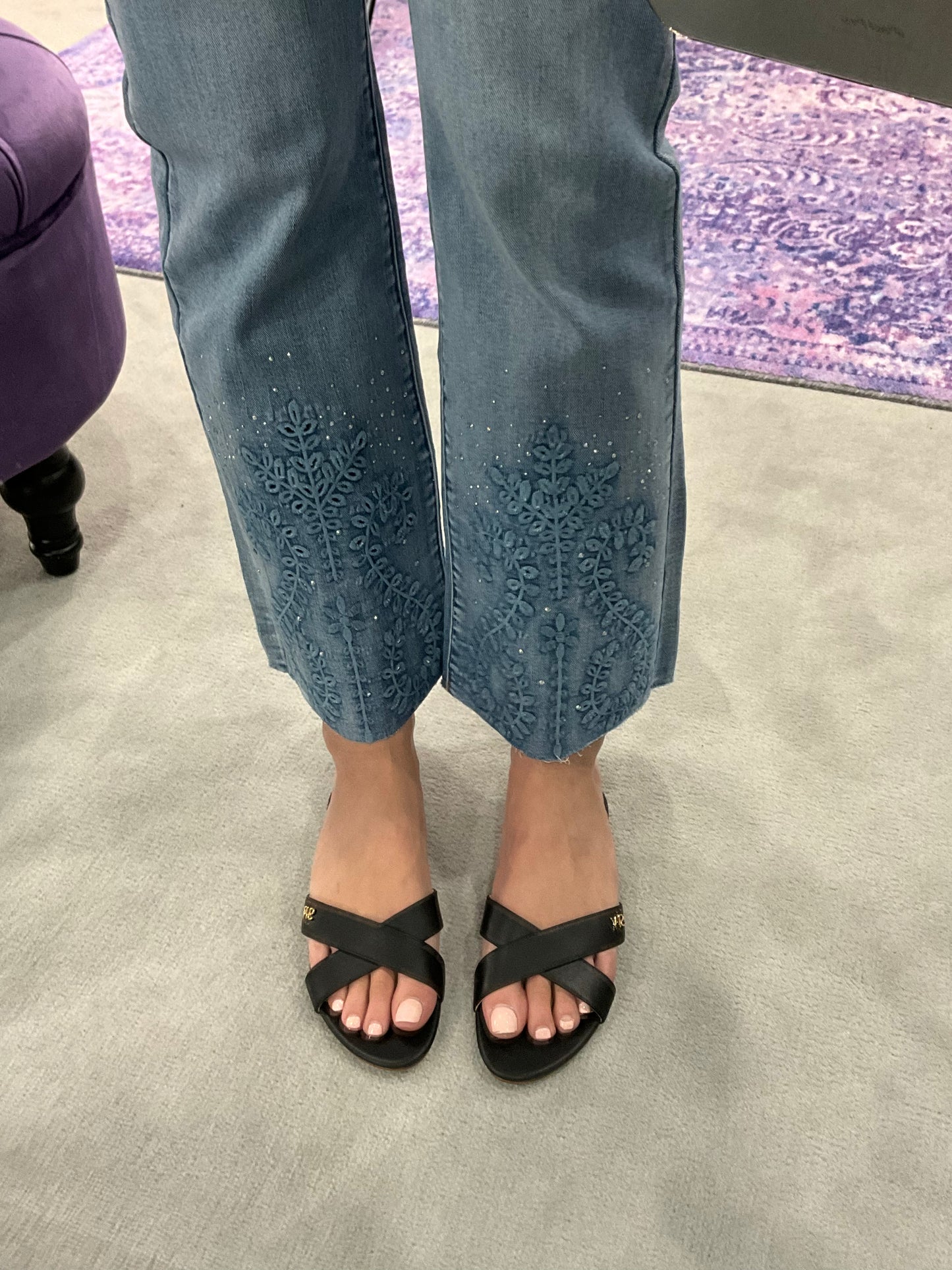 BLUE EMBROIDERED TRIP RAW EDGE JEAN