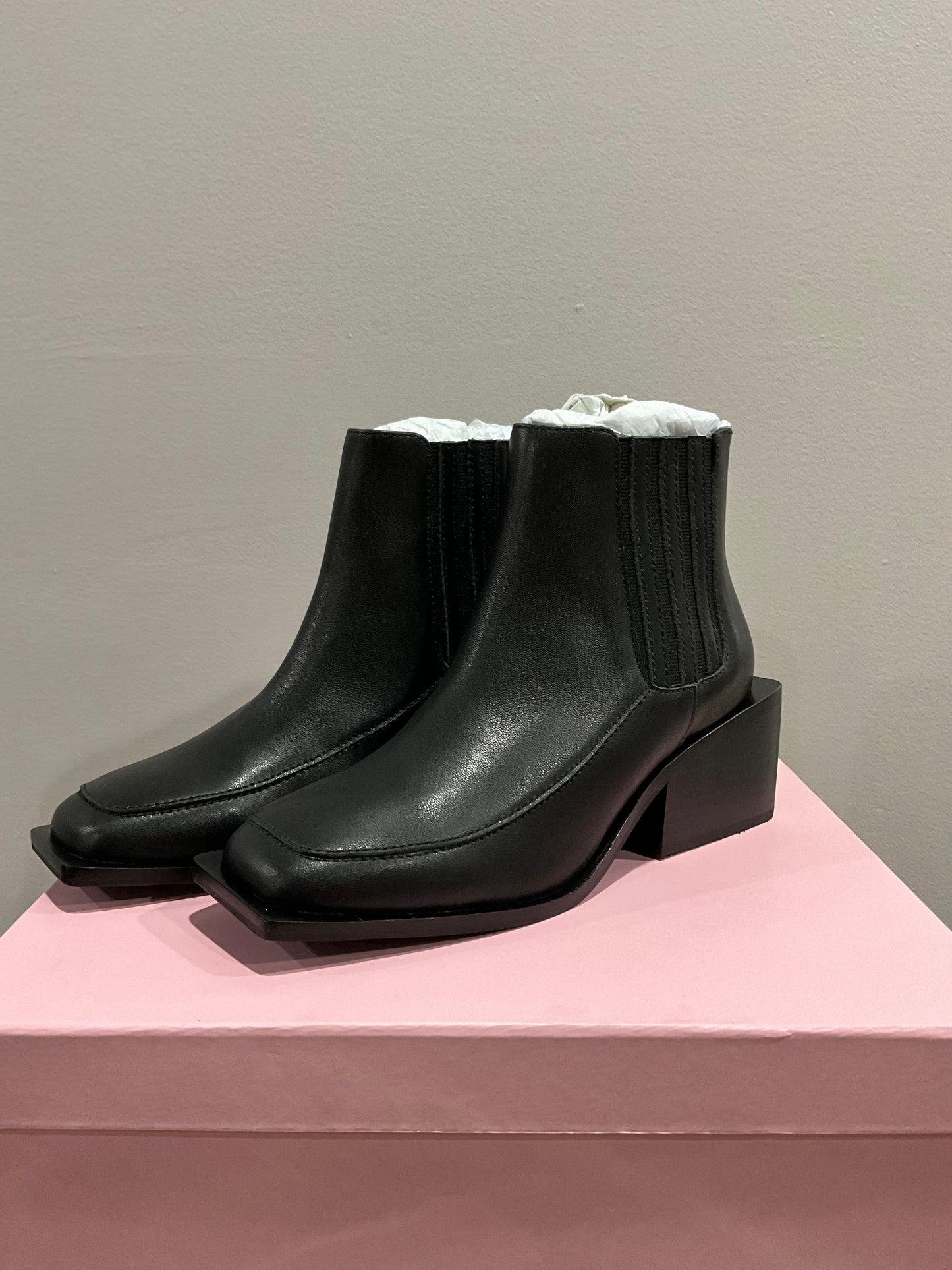 BLACK LEATHER SQUARE BOOT