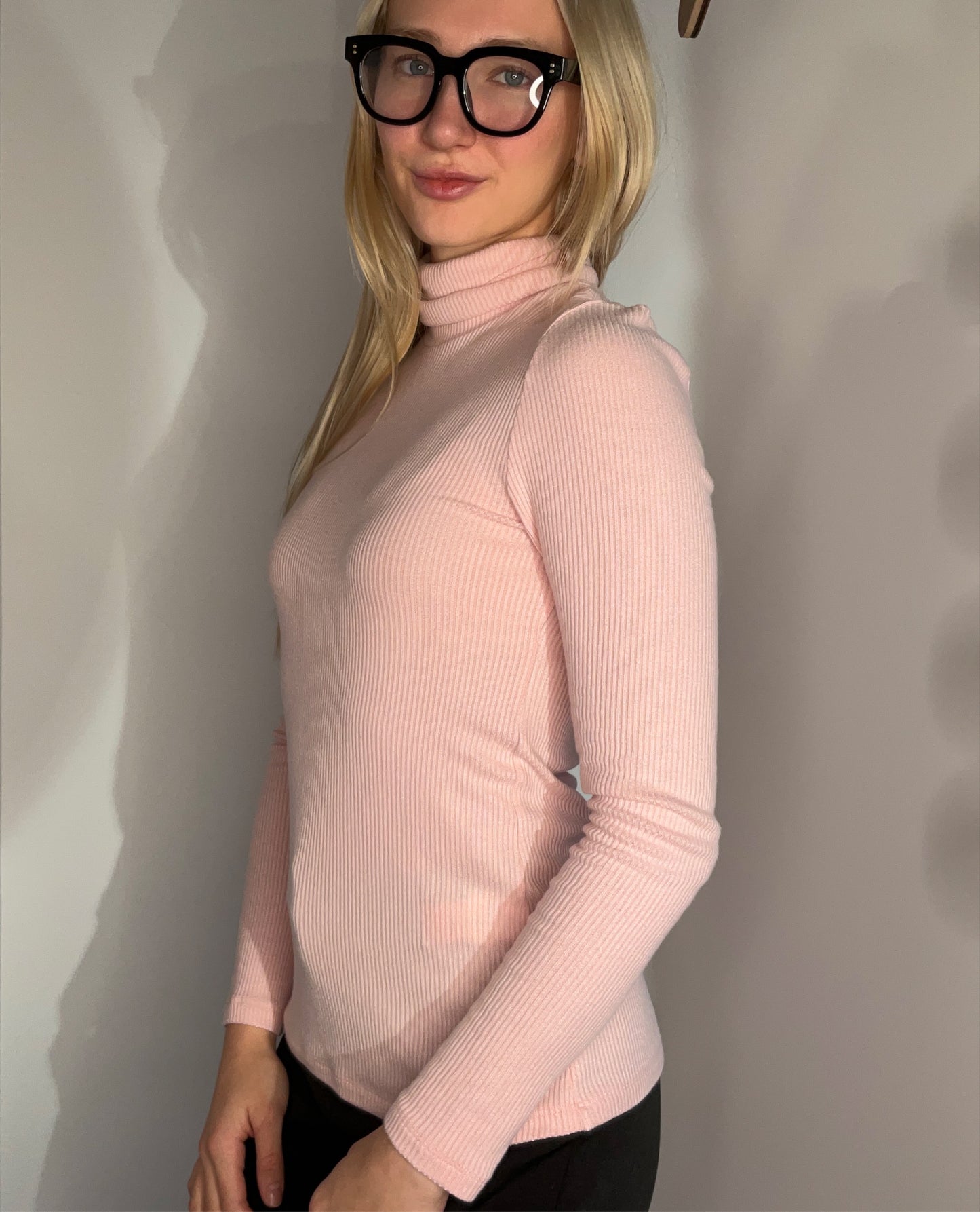 PINK RIBBED TURTLENECK