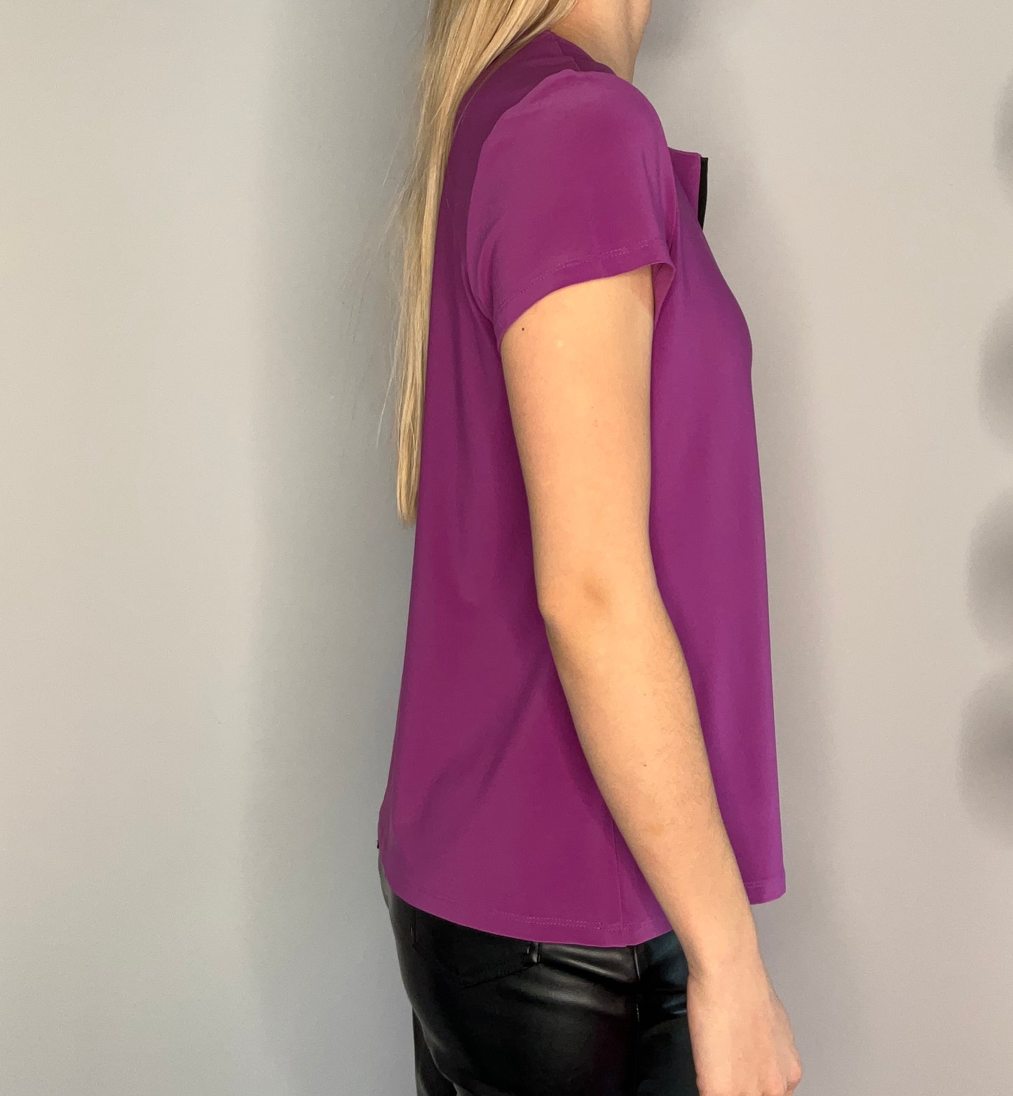 HALF FRONT ZIP SHORT SLEEVE TOP