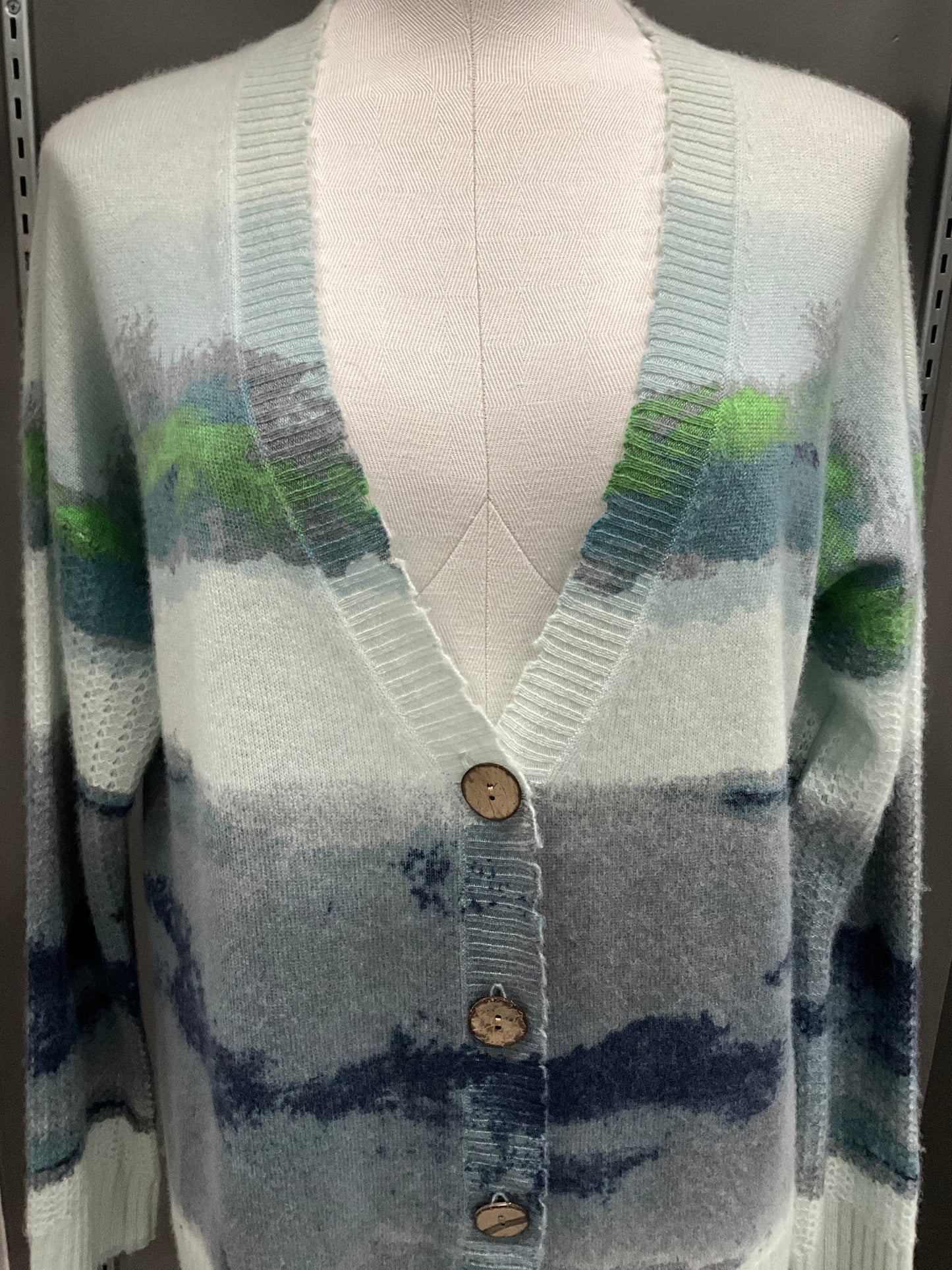 WOODEN BUTTON CASHMERE SWEATER