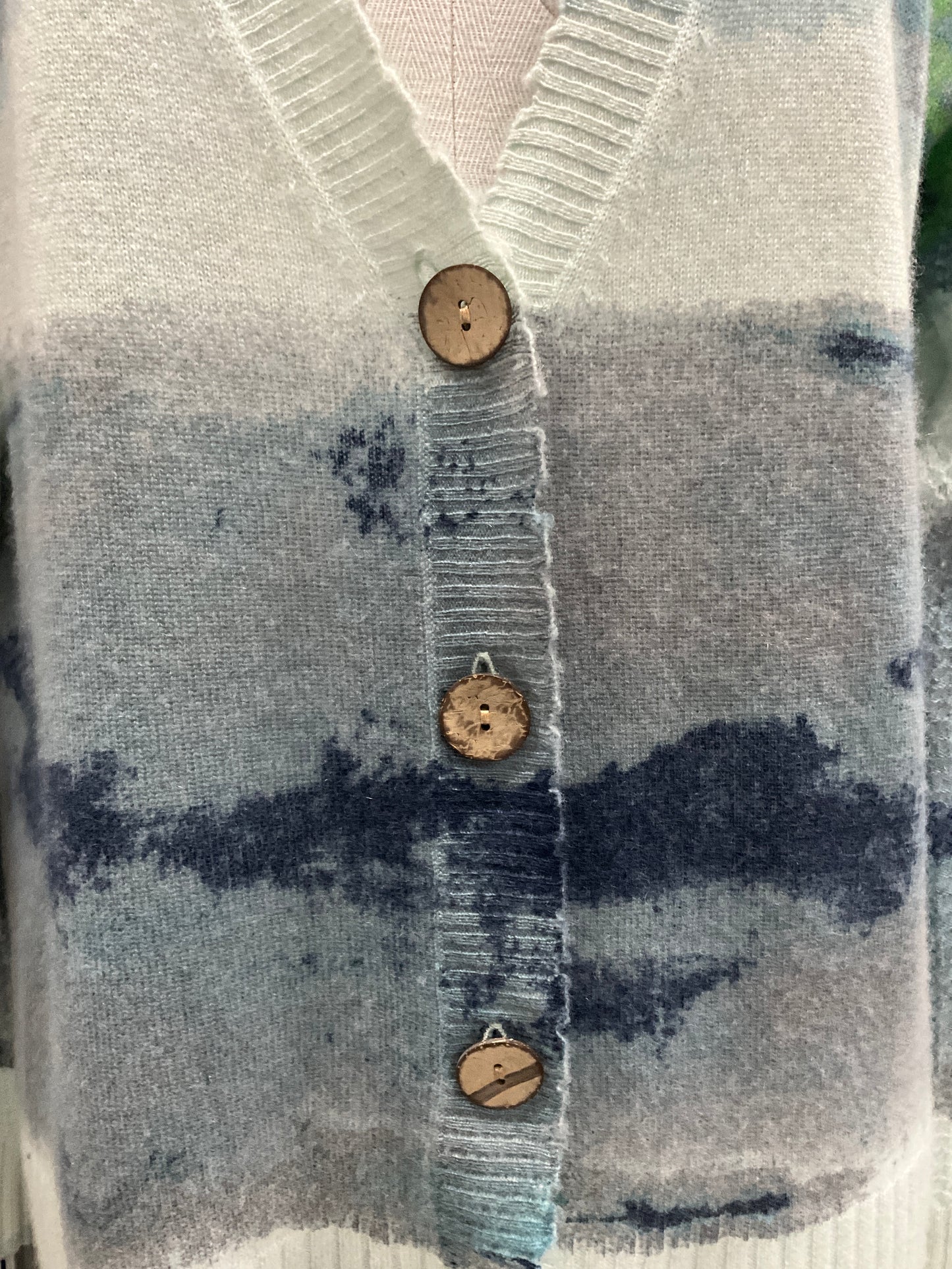 WOODEN BUTTON CASHMERE SWEATER