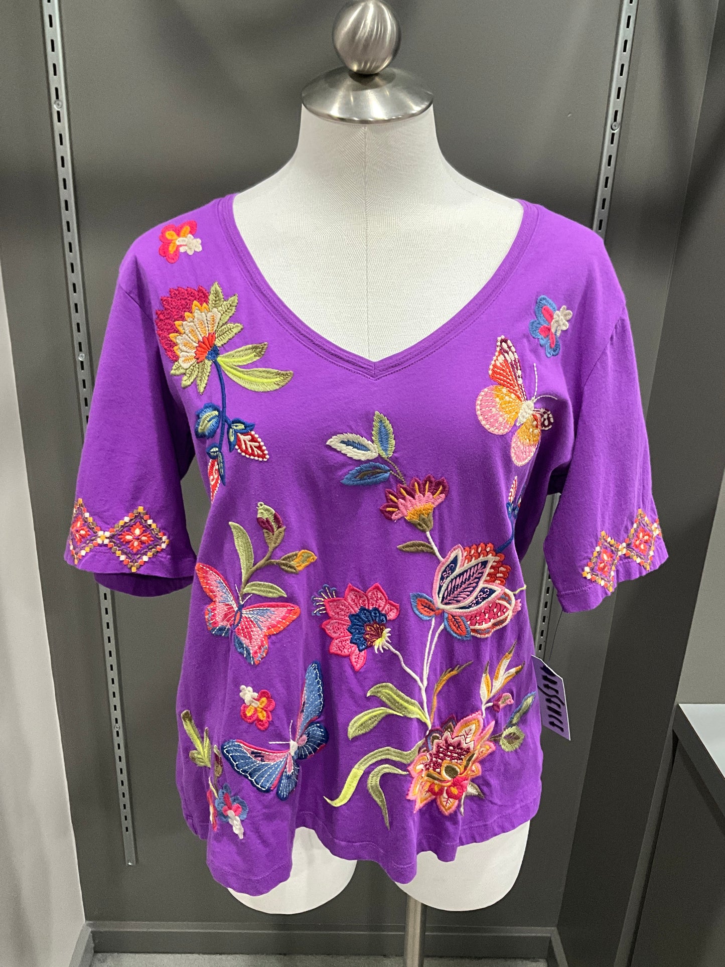 ROYAL VNECK EMBROIDERED TEE