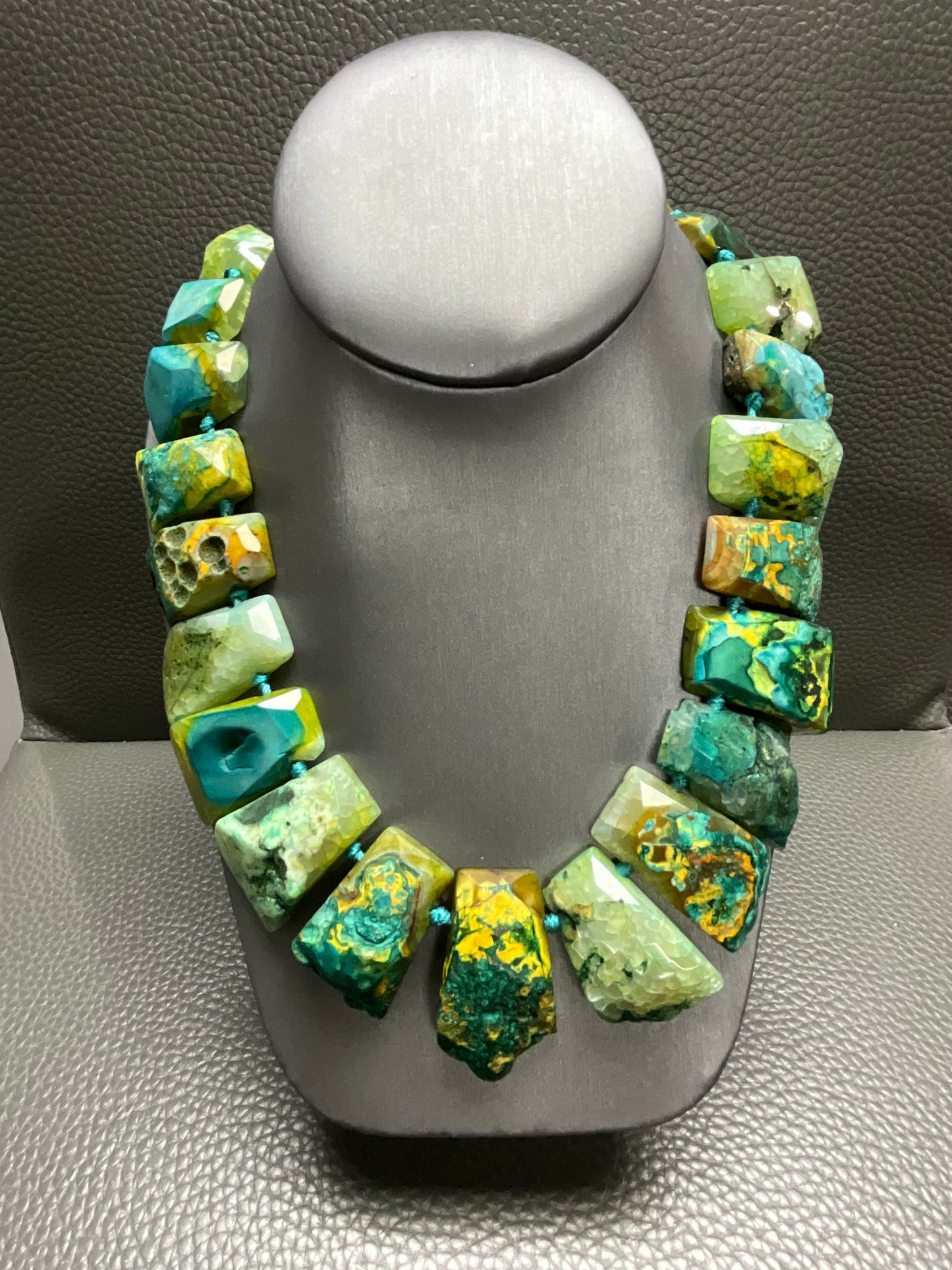 GREEN STONE NECKLACE