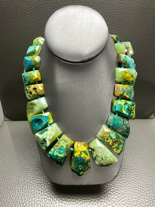 GREEN STONE NECKLACE