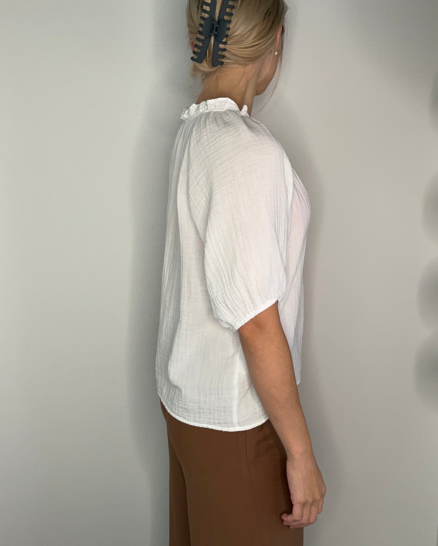 WHITE COTTON CINCHED SLEEVE TOP