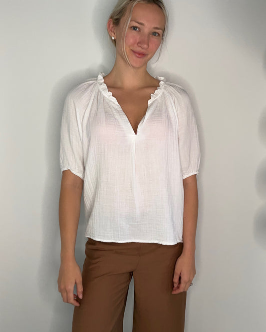 WHITE COTTON CINCHED SLEEVE TOP