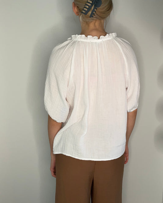 WHITE COTTON CINCHED SLEEVE TOP