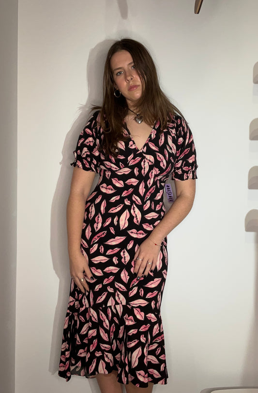 ROMANTIC ORLA LIPS DRESS