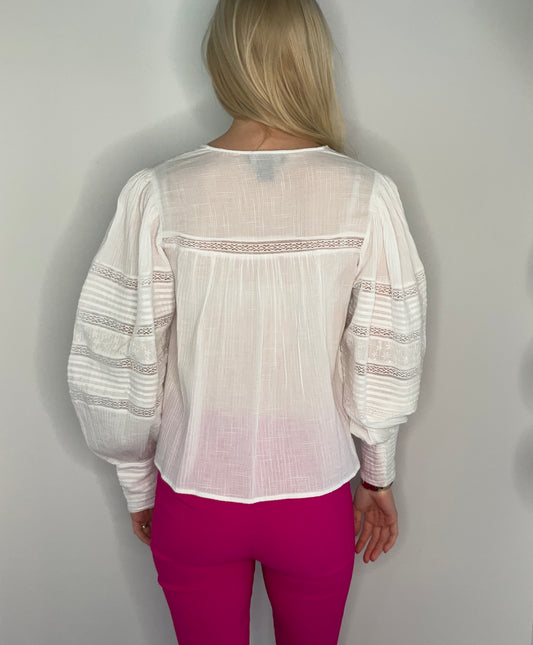 EYELETTE BLOOMING SPRING TOP