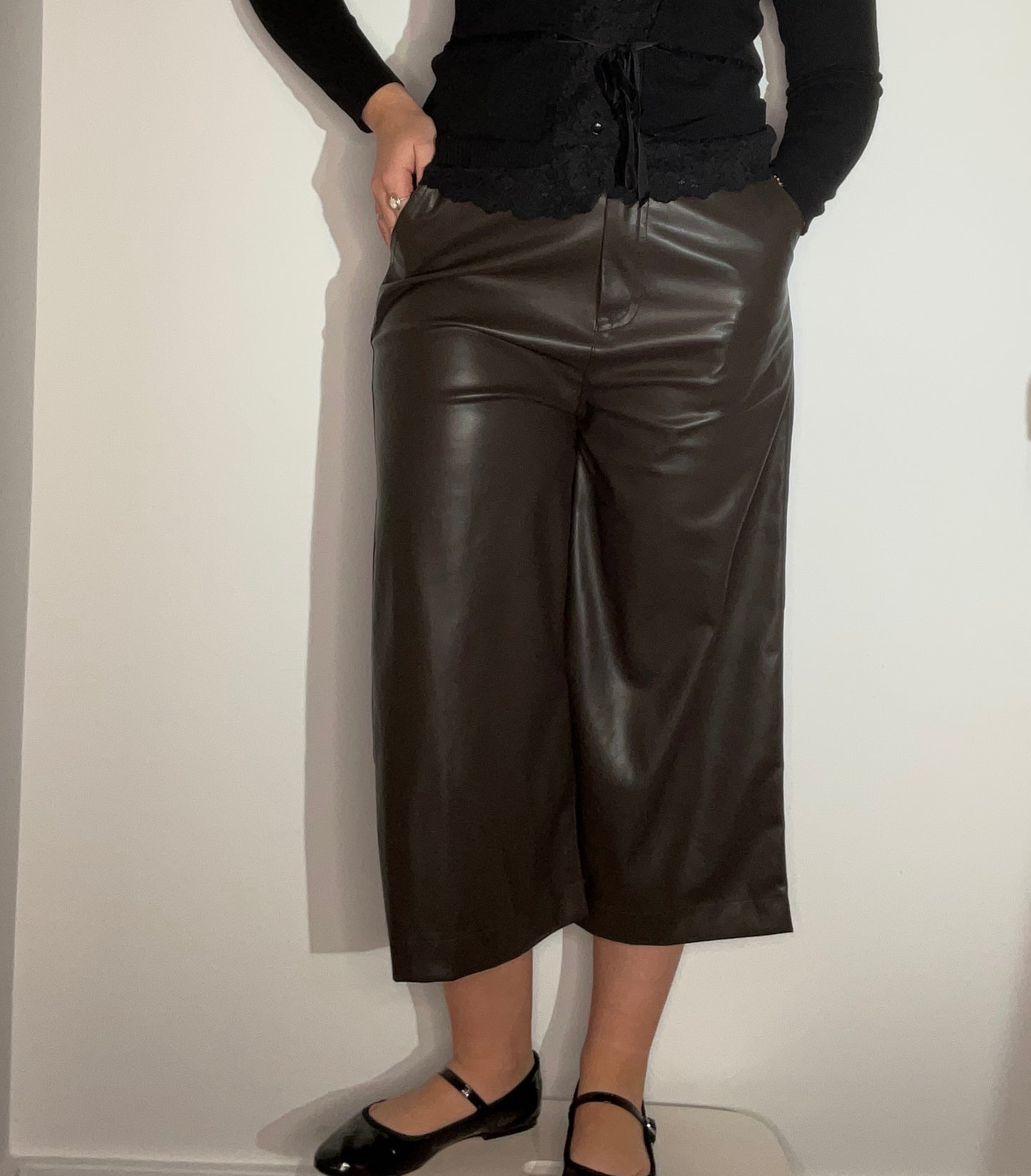 VEGAN LEATHER CROP PANTS