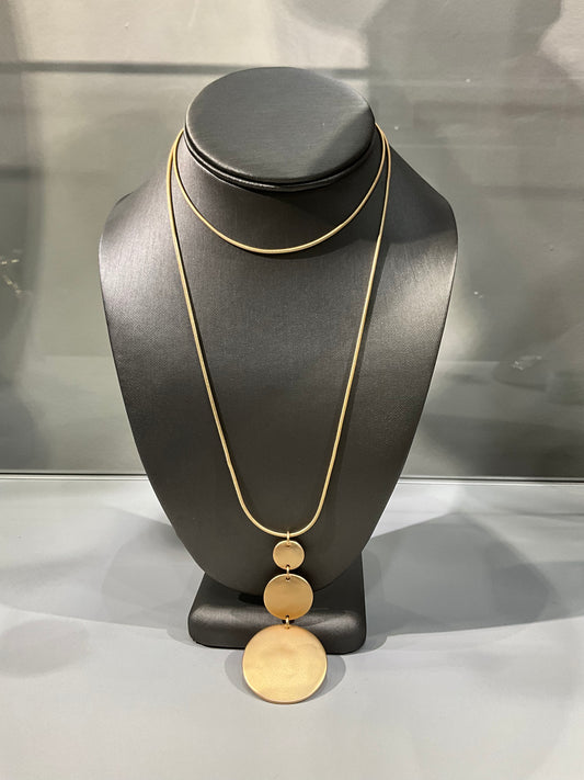 BRUSHED GOLD CIRCLE NECKLACE